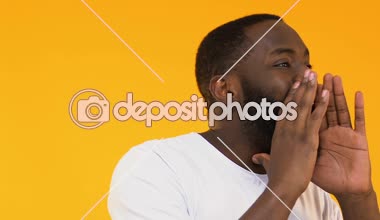 Afro-Amerikan adam ile şok indirimler, büyük satış mağazası ziyaret için arıyor