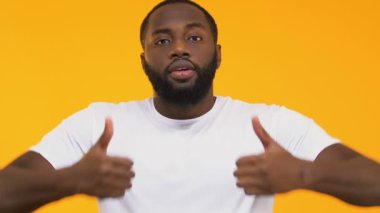 Siyah adam başparmak gösterilmesini gülümseyen, güzel hizmet geliştirme kavramı, değerlendirmeleri