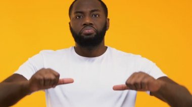 Başparmak aşağı, hoşnutsuzluk gösterilen kesinlikle memnun Afrikalı-Amerikalı adam