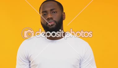 Afrikalı-Amerikalı gösteren tiksinti kötü koku ve başparmak aşağı, kalitesiz gıda