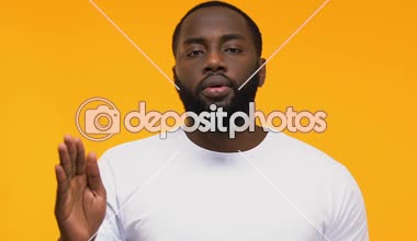 Kendine güvenen Afro-Amerikan adam dur işareti karşı ırk ayrımcılığı erkek gösterilen