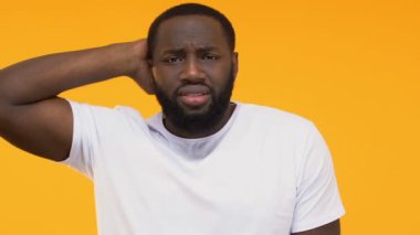 Karışık siyah adam Shrugging, profesyonel danışmanlık hizmeti, gerek yakın çekim