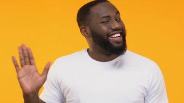 Merhaba, arkadaş, tebrik toplantı demek için sağır Afro-Amerikan adam el sallayarak