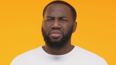 Durum, yüz yakın çekim şok edici soru soran karışık Afro-Amerikan adam