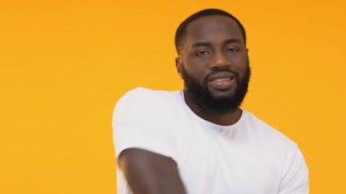 Hayal kırıklığına Afro-Amerikan adam kafa, başarısızlık, sarı arka plan üzerinde elele