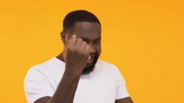 Zafer, closeup kutlama dans ve çevresinde, şaka komik Afro-Amerikan adam