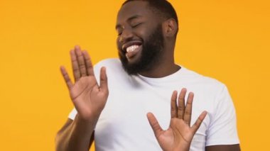 Afrikalı-Amerikalı adam etrafında, dalga üzerinde sarı arka plan izole eğleniyor