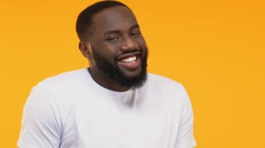 Shrugging ve dans, partide eğleniyor Afro-Amerikan erkek gülümseyen, yakın çekim