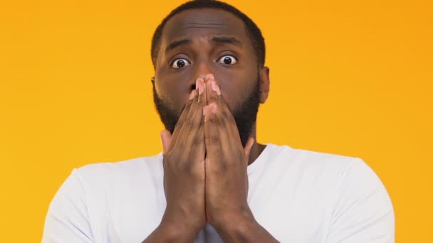 Förvånad Afroamerikanska Manliga Stående Orörlig Imponerad Skvaller — Stockvideo