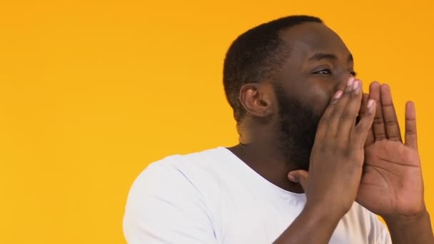 Afro American Man Ringer För Att Besöka Butik Med Chockad — Stockvideo