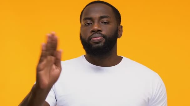 Homem Afro Americano Confiante Mostrando Sinal Stop Masculino Contra Discriminação — Vídeo de Stock