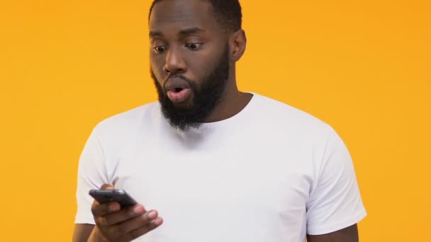 Homem Afro Americano Impressionado Mostrando Smartphone Usando Gadget Moderno Close — Vídeo de Stock