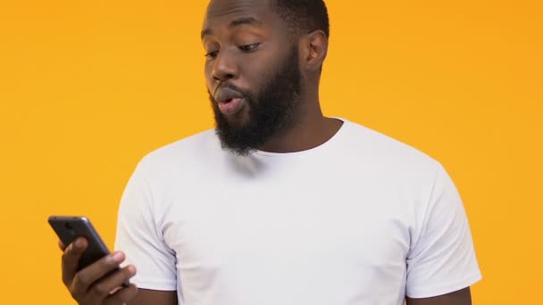 Pod Wrażeniem Czarny Człowiek Trzymając Smartfon Pokazuje Kciuk Górę Przegląd — Wideo stockowe