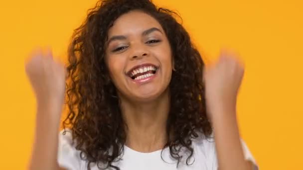 Ragazza Biracial Mostrando Gesto Celebrando Successo Fortuna — Video Stock