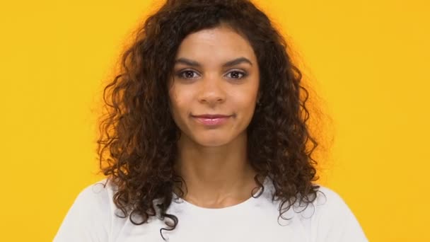 Biracial Meisje Schreeuwen Luid Naar Camera Sociaal Probleem Bewustzijn Close — Stockvideo