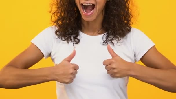 Весела Дівчина Показує Великі Пальці Вгору Радіючи Успіху Підтримуючи Правильний — стокове відео