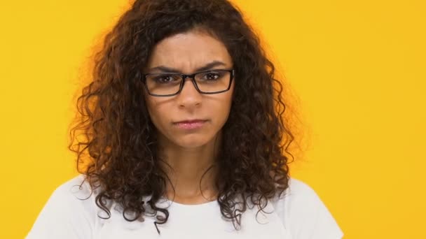 Kız Shrugging Omuzlar Şaşkın Seçim Closeup Emin Şaşkın — Stok video