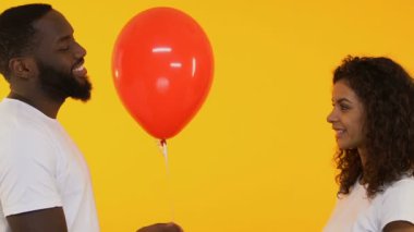 Afro-Amerikan adam balon veren güzel bir kadın, doğum günü tebrik, sevgi