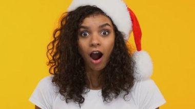 Wow, Xmas hediye, şenlikli ruh hali ile sürpriz söyleyerek Santa şapka kıvırcık esmer