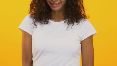 Kağıt kalp holding, Sevgililer gününde romantik aşk tebrik oynak kız