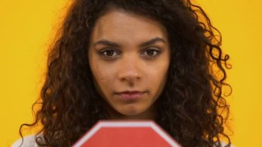 Biracial kız dur işareti, holding protesto zorbalık veya ırkçılık, silah şiddet