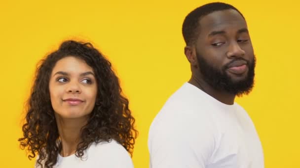 Pareja Multirracial Coqueteando Amor Primera Vista Aislado Sobre Fondo Amarillo — Vídeo de stock