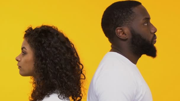 アフリカ系アメリカ人のカップルが怒り 離婚の危機に背を向けて — ストック動画