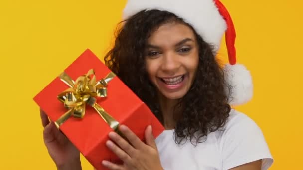 Fröhliche Brünette Mit Weihnachtsmütze Die Mit Geschenk Tanzt Großer Verkauf — Stockvideo
