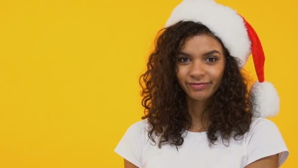 Щаслива Дівчина Тримає Велику Загорнуту Коробку Здивована Великим Продажем Різдва — стокове відео