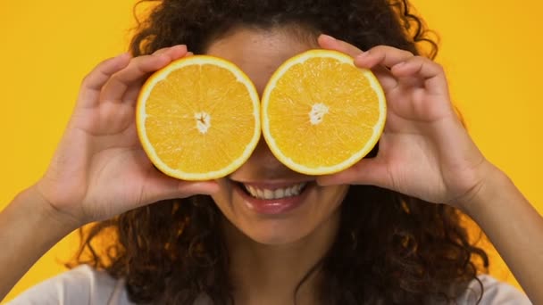 Όμορφο Κορίτσι Πορτοκάλια Για Μάτια Βιταμίνες Για Υγιές Δέρμα Φυσικό — Αρχείο Βίντεο