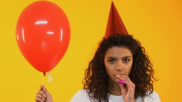 Triste Adolescente Soufflant Corne Fête Ennuyé Sur Célébration Anniversaire Solitude — Video