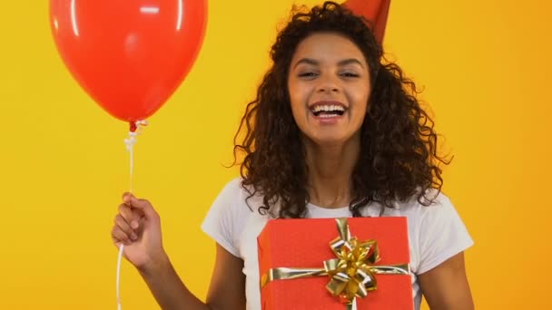 Podekscytowany Dziewczyna Pozuje Kamery Rabaty Promocje Urodziny Prezenty — Wideo stockowe