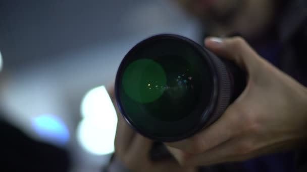 Jornalista Segurando Câmera Tirando Fotos Para Relatório Paparazzi Espionando Celebridade — Vídeo de Stock