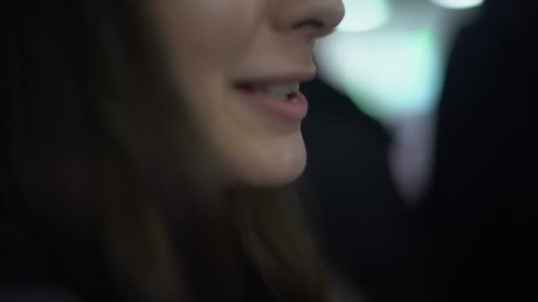 Atrakcyjna Kobieta Mówi Uśmiecha Się Przyjaciela Komunikacji Impreza Żywo — Wideo stockowe