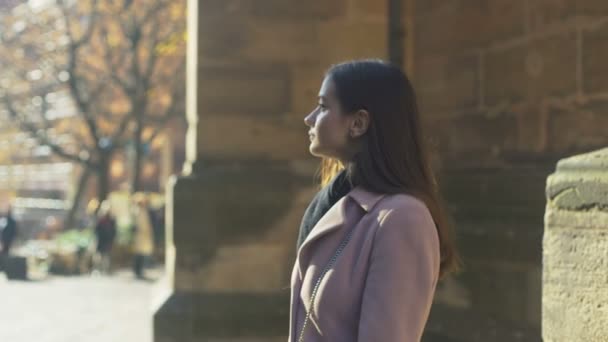 Menina Bonita Vai Passear Cidade Velha Desfrutando Tempo Agradável — Vídeo de Stock