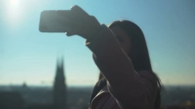 Güzel genç kadın yolcu selfie skydeck, antik kent görünümü alma