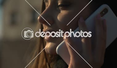 Çekici mutlu erkek Smartphone'da arkadaşla, mobil bağlantı söz