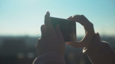 Genç kadın yolcu alarak eski şehir şehir smartphone, turizm çekim