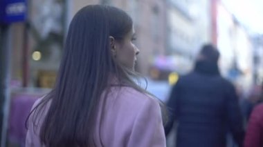 Endişeli genç kadın yürüyüş üzerinde sokak ve çevresinde, paranoya dönüm kalabalık