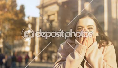 Son derece mutlu duygu genç bayan ilham, rüyanın gerçek, yeni hayatın başlangıcı