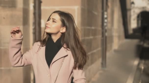 Приваблива Молода Жінка Насолоджується Приємною Прогулянкою Старому Місті Посміхається Самотність — стокове відео