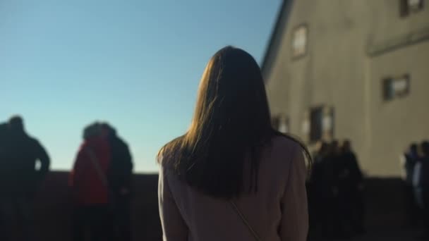 美丽的女士参观在欧洲老城区的甲板上 女人旅行者享受风景 — 图库视频影像