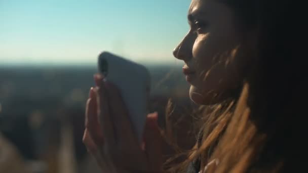 Mooie Jonge Vrouw Chatten Smartphone Skydeck Redelijke Roaming Tarieven — Stockvideo
