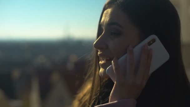 Schöne Junge Frau Chattet Telefon Auf Skydeck Teilen Eindrücke Roaming — Stockvideo