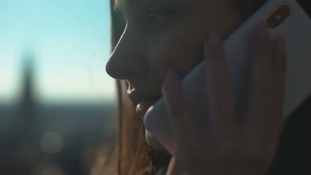 Красивая Улыбающаяся Леди Болтает Телефону Другом Стоящим Связи Небоскрёбом — стоковое видео