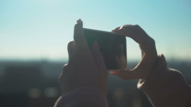 年轻的女旅行者在智能手机 旅游市中心拍摄老城区的照片 — 图库视频影像