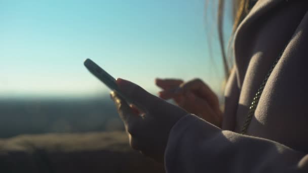 Jeune Femme Défilement Smartphone Sur Skydeck Utilisant Application Navigation Pour — Video