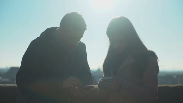 Pareja Joven Desplazando Teléfonos Azotea Navegación Para Los Turistas Geolocalización — Vídeo de stock