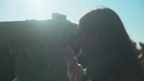 Hombre Mujer Mirando Visor Torre Skydeck Disfrutando Hermosos Paisajes Ciudad — Vídeo de stock