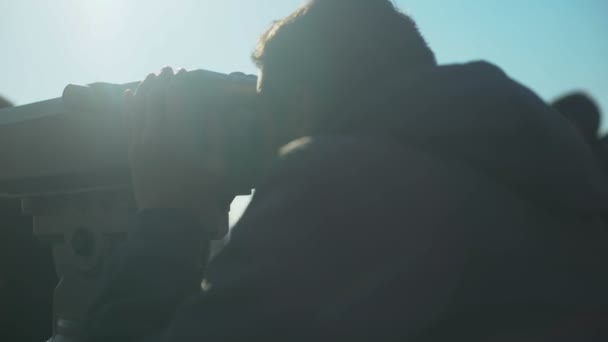 Sweet Couple Enjoying Aerial City Panorama Looking Tower Viewer Skydeck — Stock Video